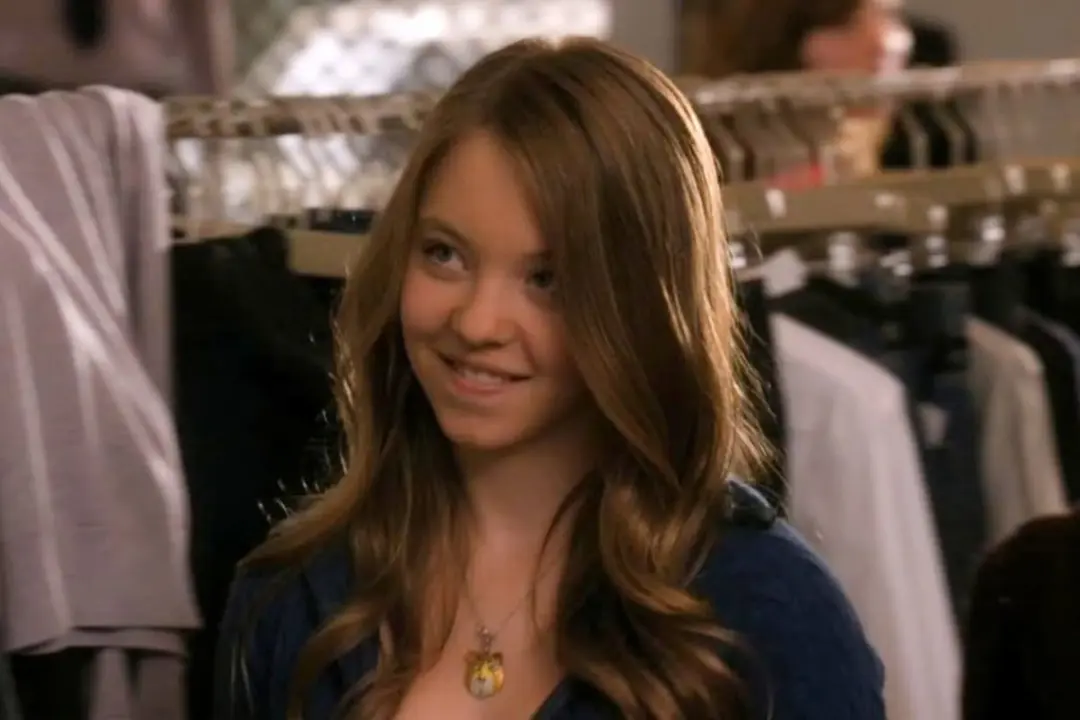 سیدنی سوئینی (Sydney Sweeney) در یک فروشگاه لباس ایستاده است