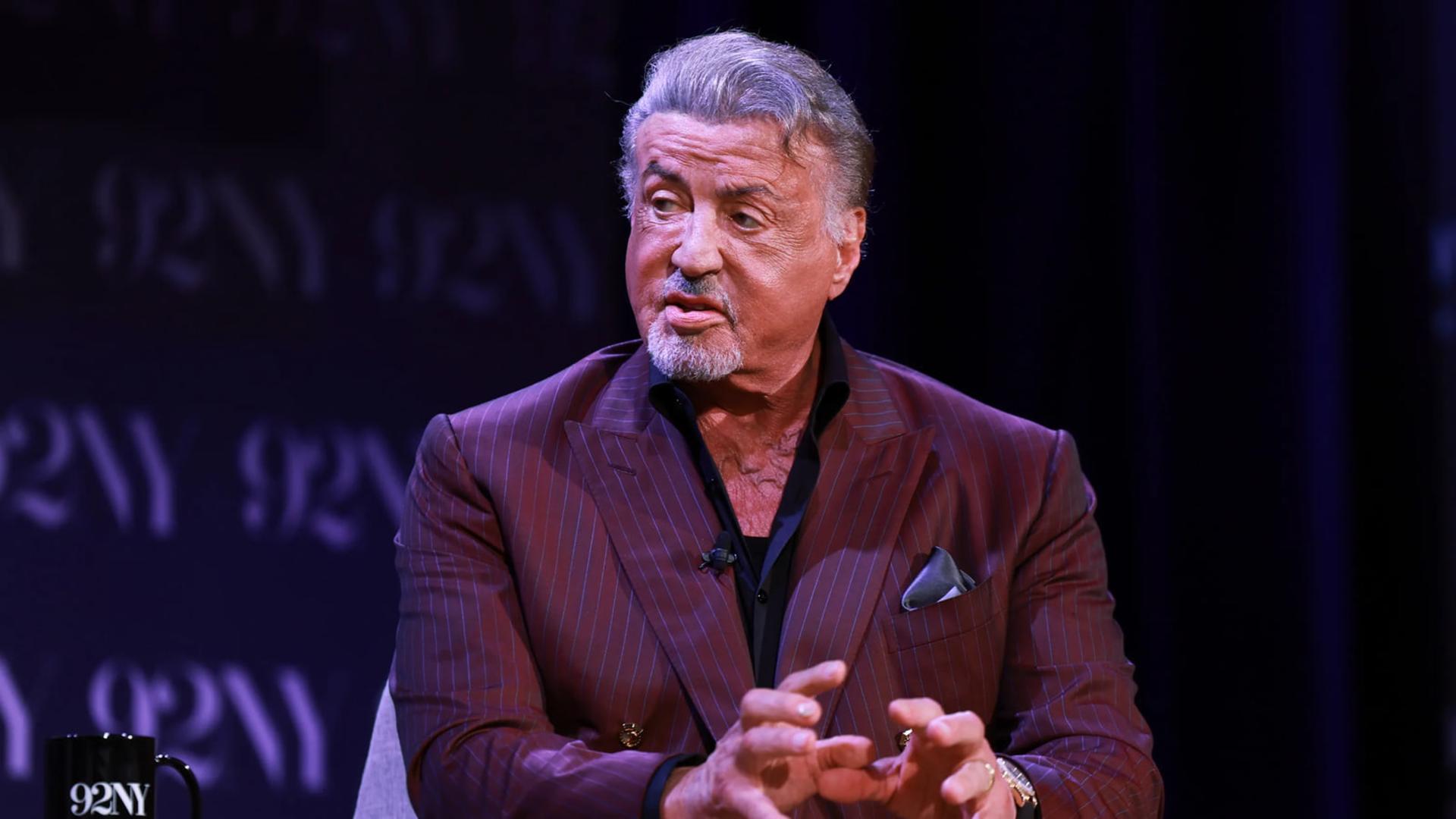 سیلوستر استالونه (Sylvester Stallone) در حال صحبت در نشست گفت‌و‌گو در نیویورک