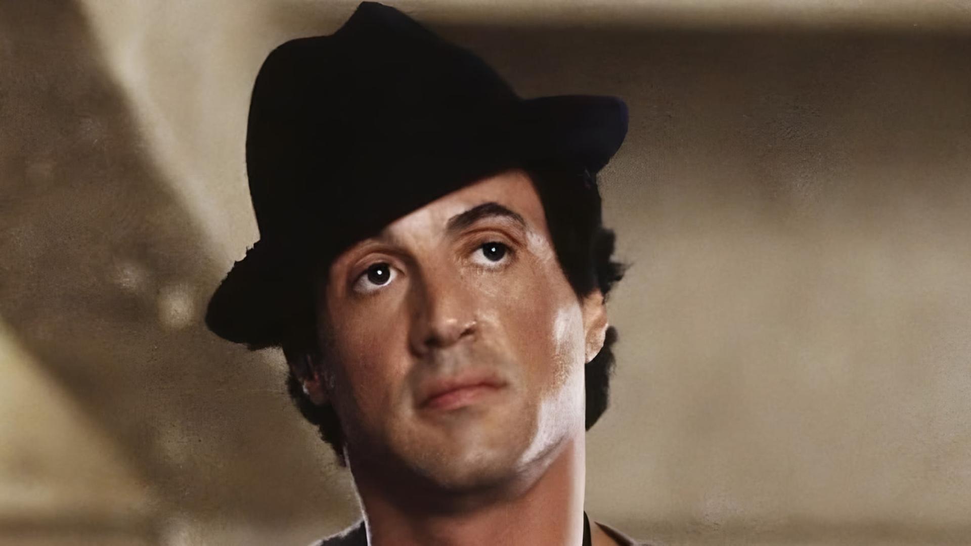 سیلوستر استالونه (Sylvester Stallone) با کلاه سیاه در یک نمای نزدیک