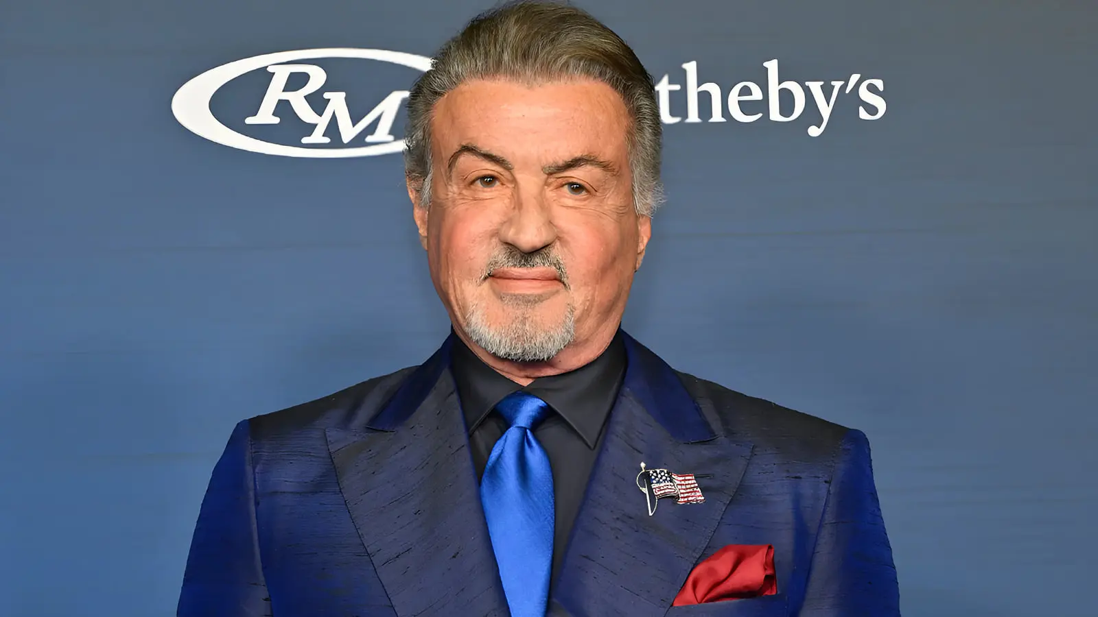 سیلوستر استالونه (Sylvester Stallone) با کت و شلوار آبی در رویداد خیریه amfAR