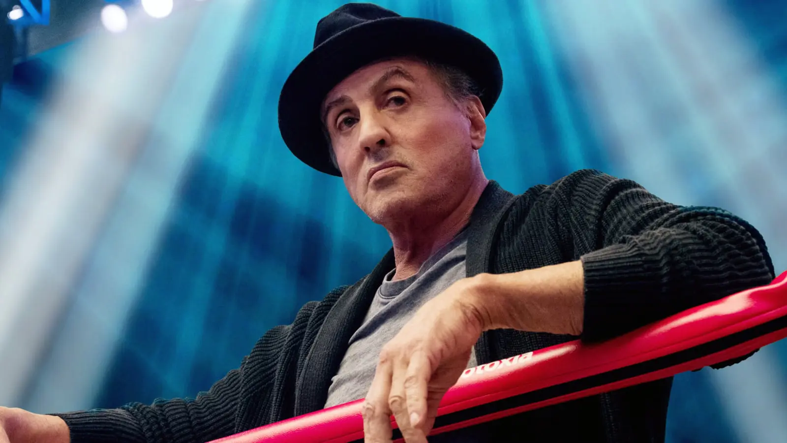 سیلوستر استالونه (Sylvester Stallone) با کلاه در کنار رینگ بوکس