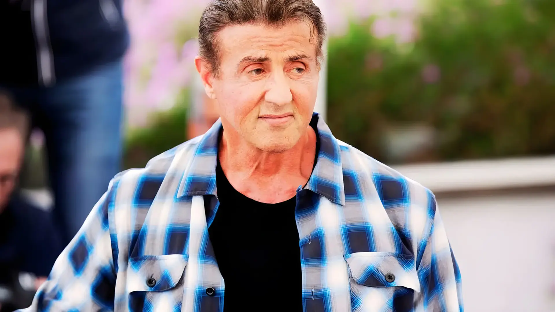 سیلوستر استالونه (Sylvester Stallone) با پیراهن چهارخانه آبی و سفید