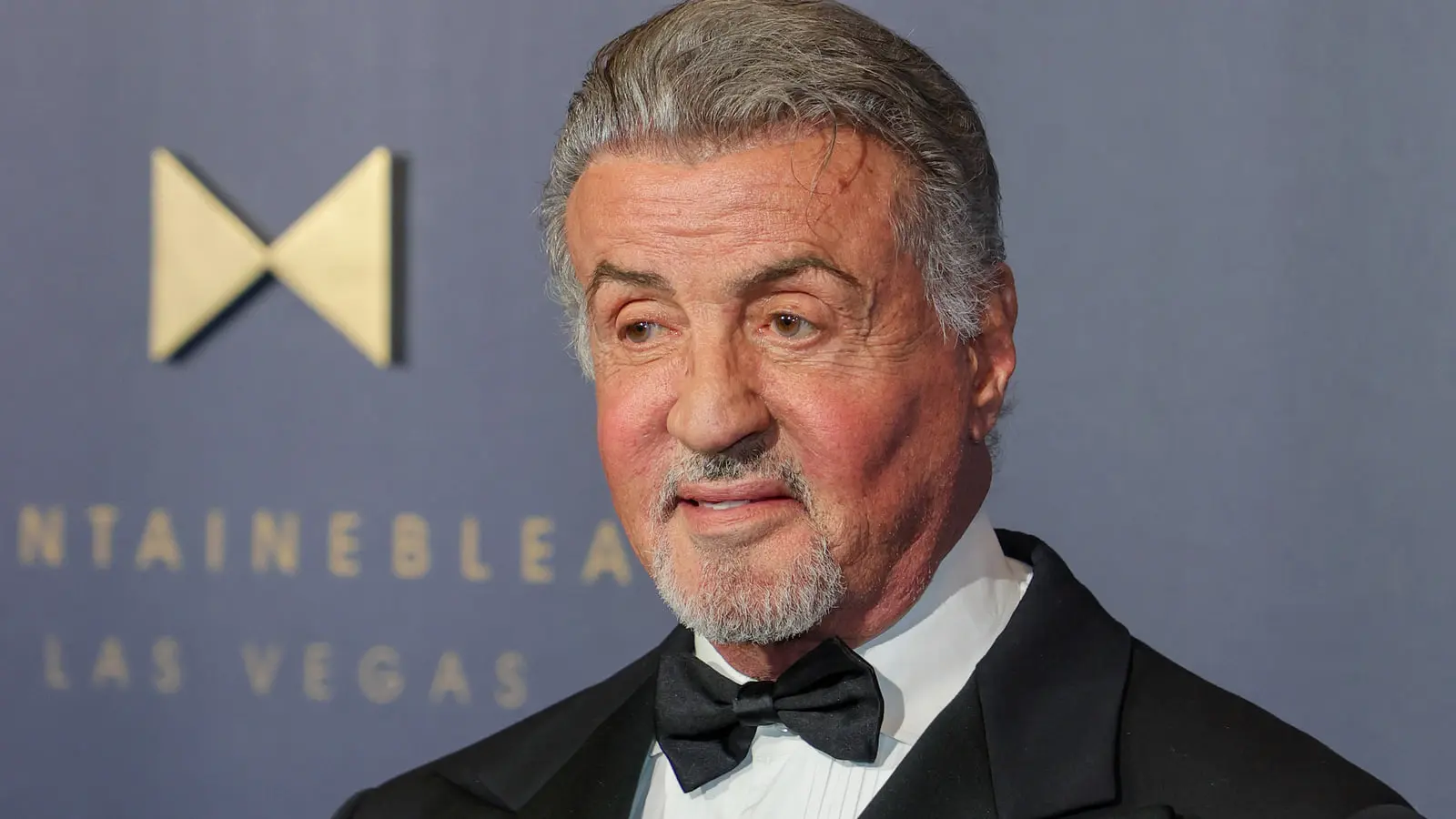 سیلوستر استالونه (Sylvester Stallone) با کت و پاپیون در یک مراسم رسمی