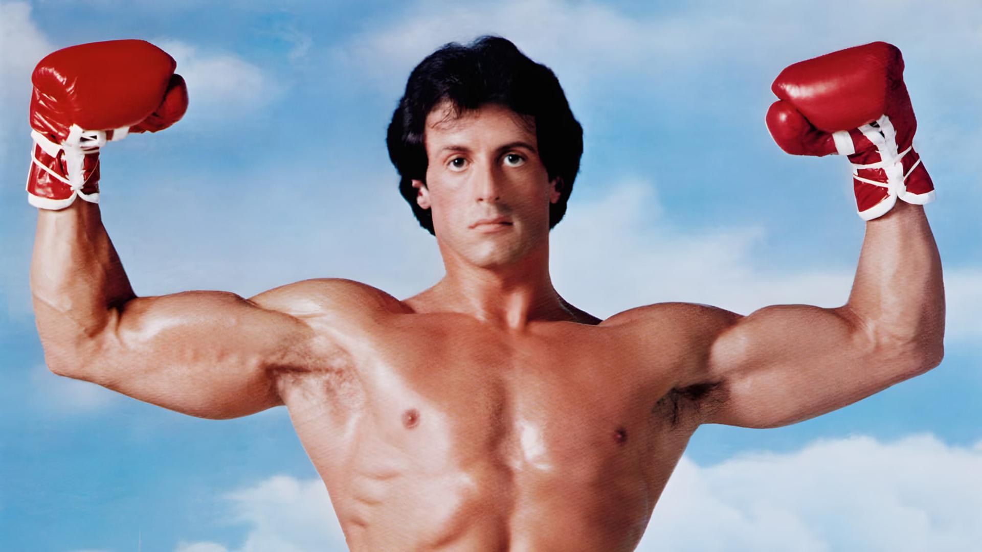 عضلات بدن سیلور استرون (Sylvester Stallone) در نقش راکی با دستکش‌های بوکس قرمز