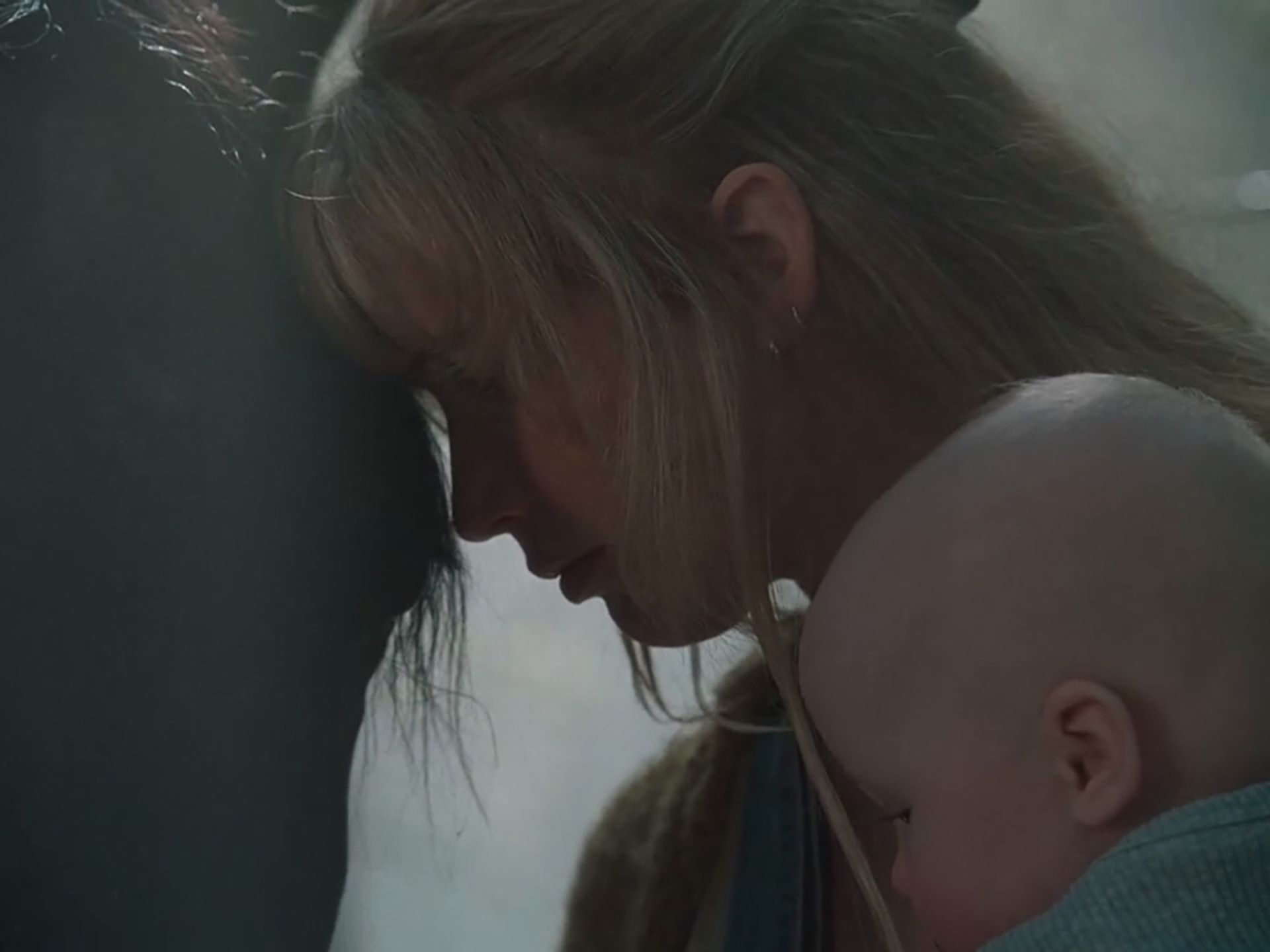 نمایی از فیلم بمیر عشق من