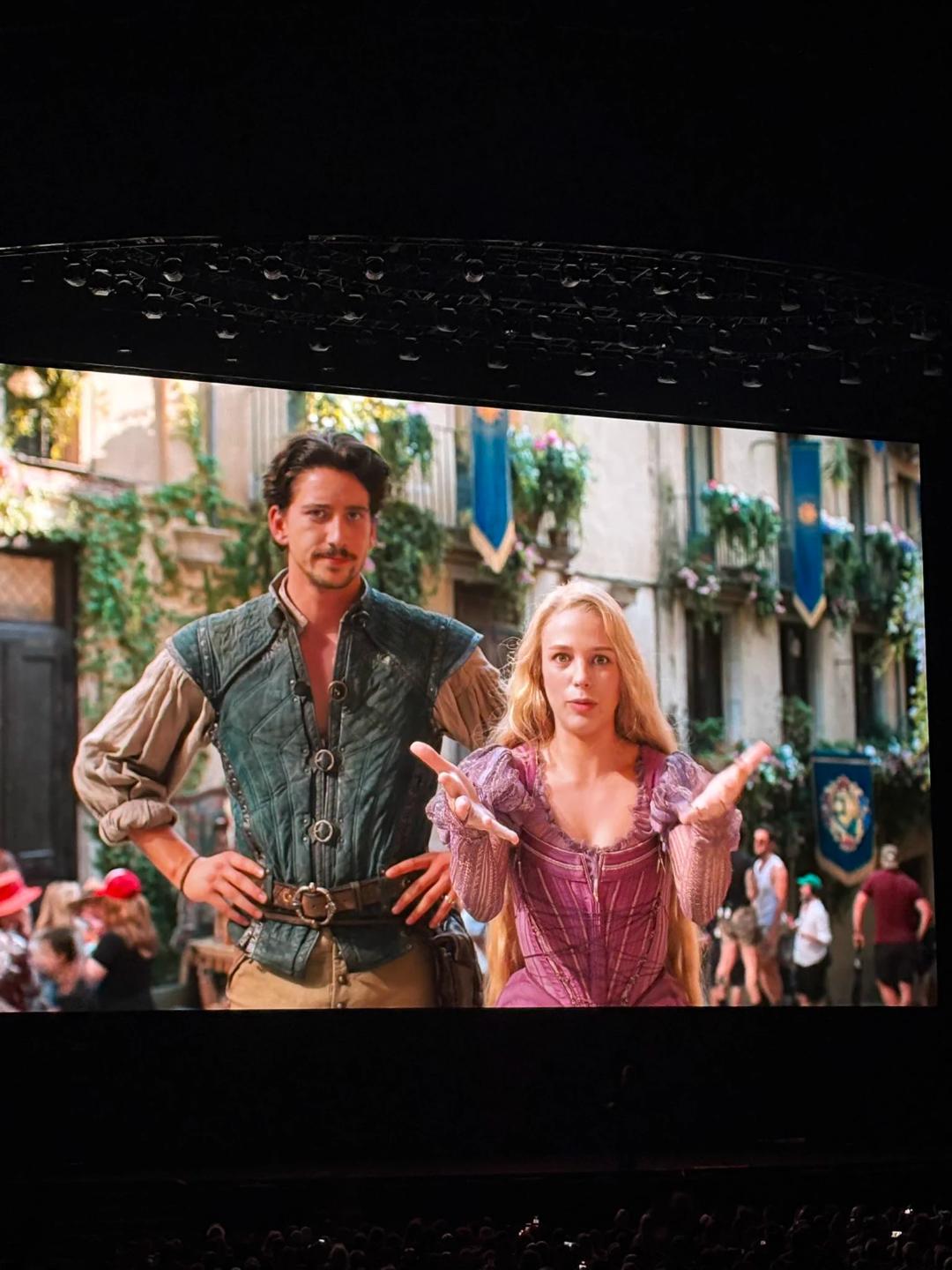 راپونزل (Rapunzel) و فلین رایدر (Flynn Rider) در محیطی با معماری کلاسیک