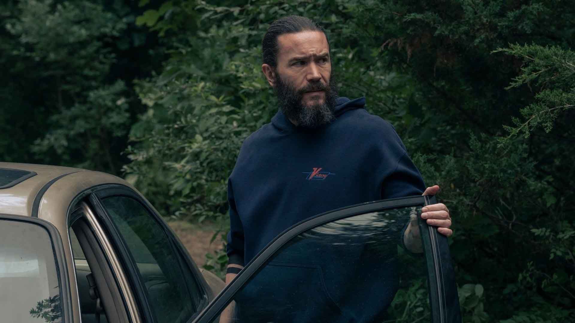 تام پلفری در جنگل در سریال Task