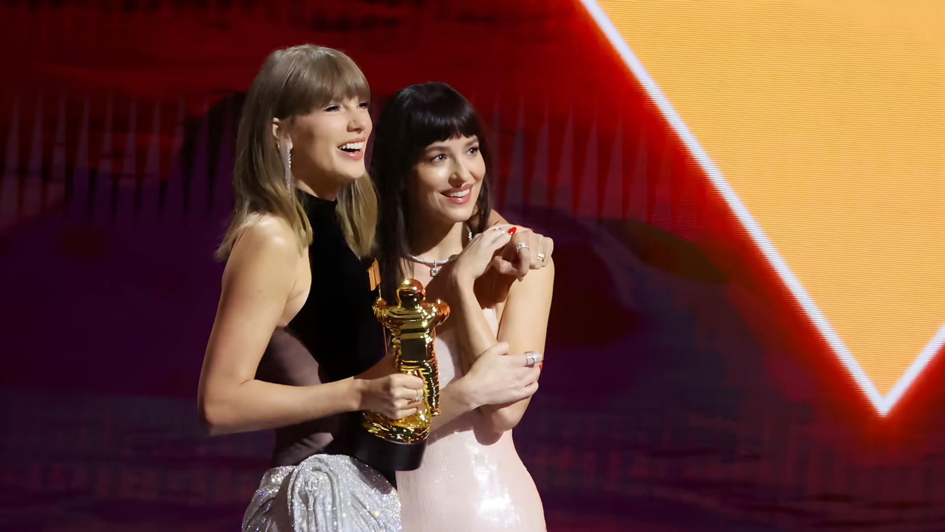 تیلور سوئیفت (Taylor Swift) و داکوتا جانسون (Dakota Johnson) در کنار جایزه در مراسم جشن تولد