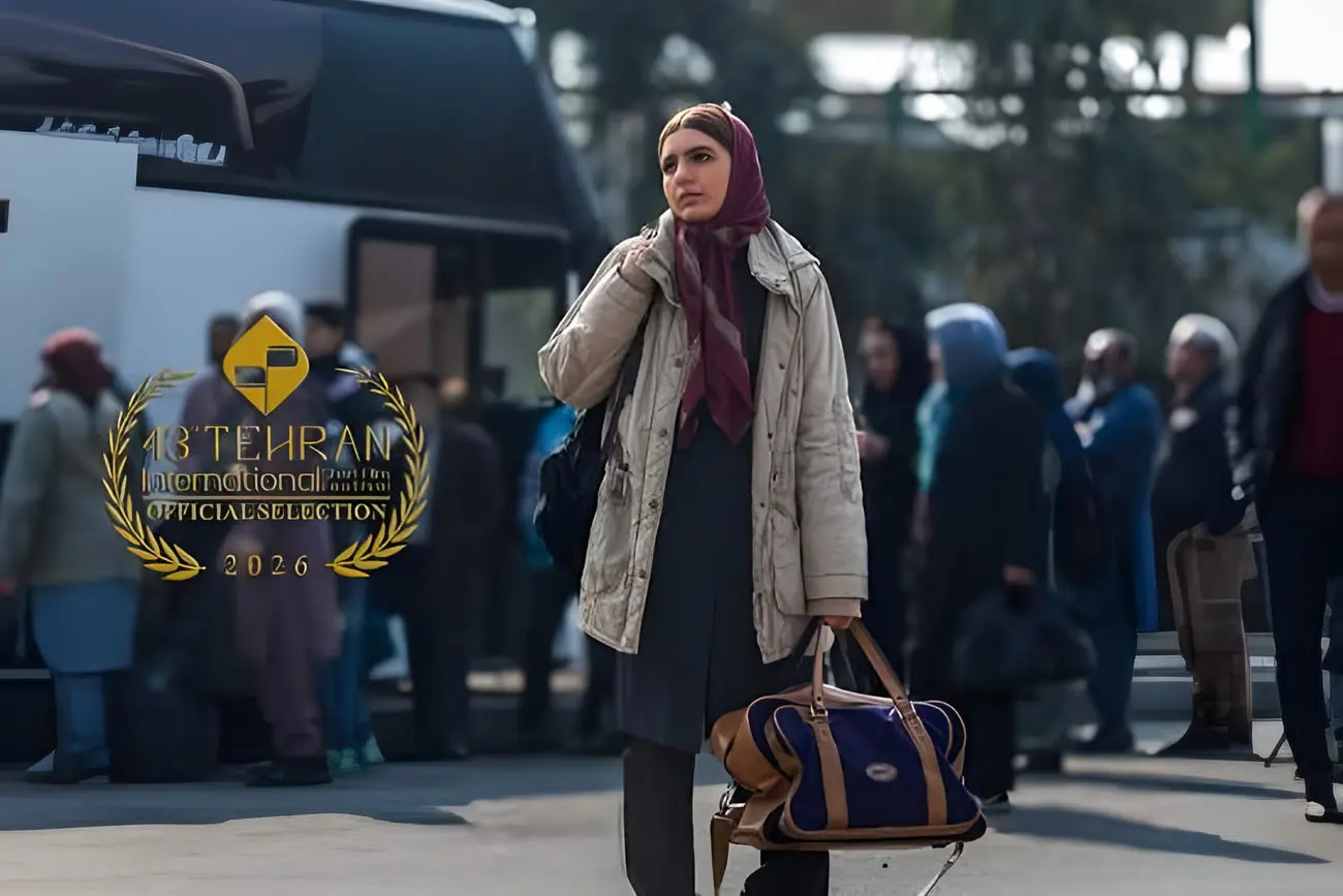 زن جوان با بار و بنه در فضای باز جشنواره فیلم کوتاه تهران