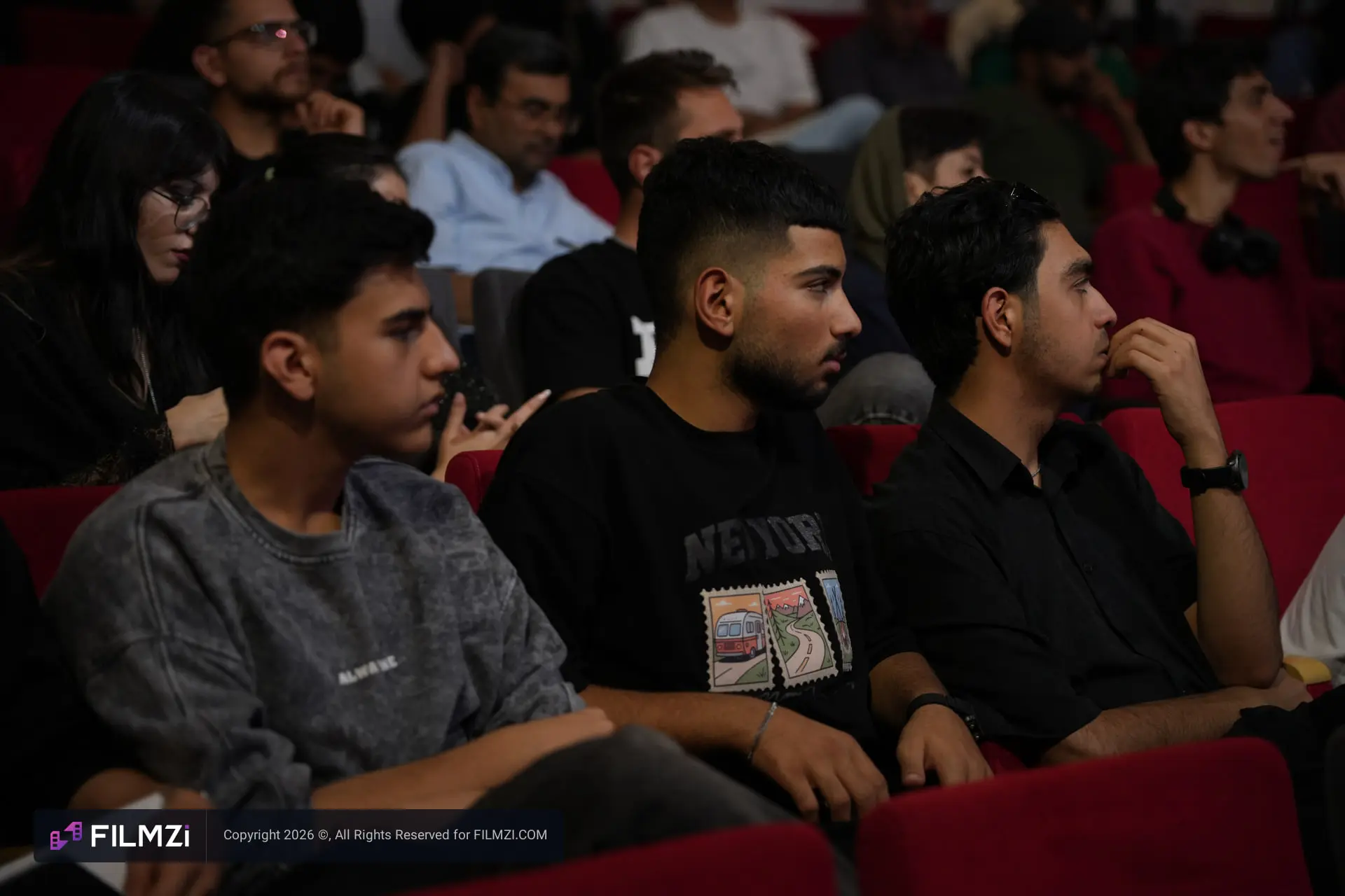 مخاطبان در سالن سینما در جریان نمایش فیلم در جشنواره فیلم کوتاه تهران