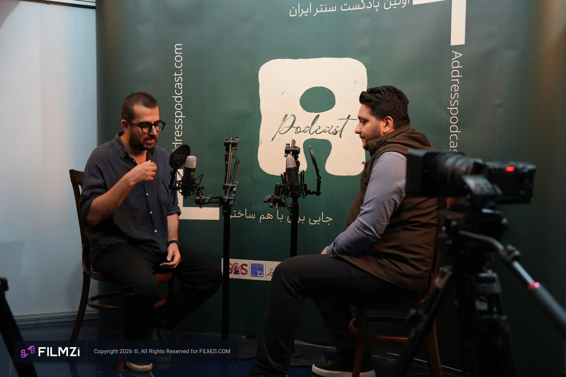 دو مرد در استودیوی پادکست Address Podcast در حال گفت‌و‌گو