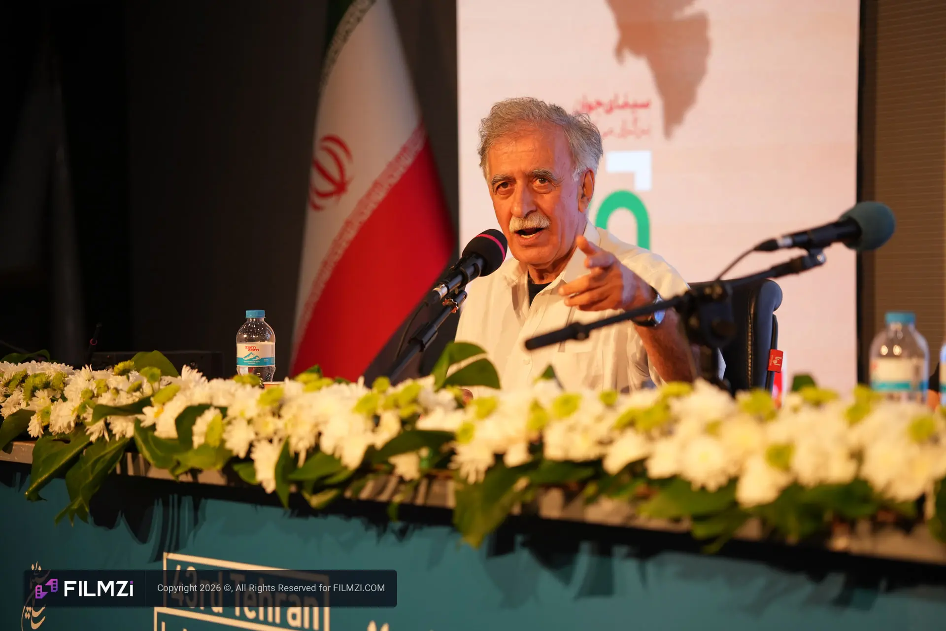 همایون اسعدیان سخنرانی پشت میز در چهل و سومین جشنواره فیلم کوتاه تهران