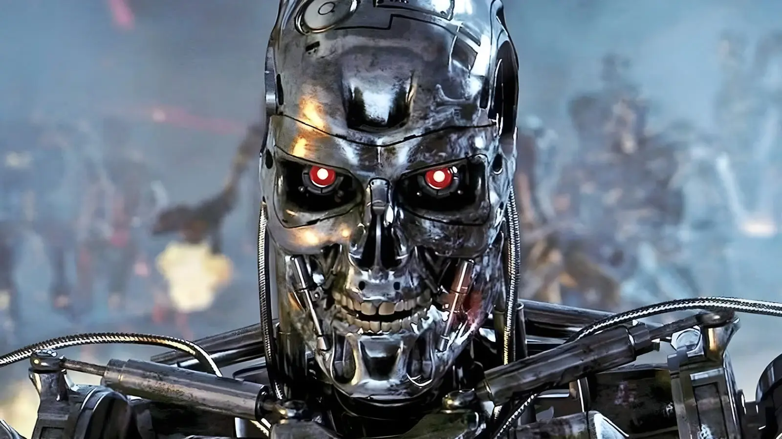چهره فلزی ربات ترمیناتور (Terminator) با چشم‌های قرمز در میدان جنگ