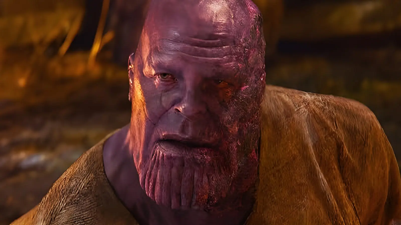 چهره شخصیت تانوس (Thanos) با پوست بنفش و آثار جراحت