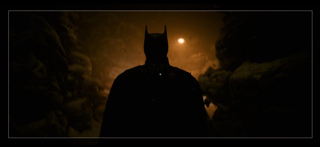 بتمن (Batman) در میان صخره‌ها و نور ملایم در فیلم جدید