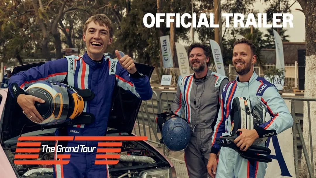 مجریان برنامه تور بزرگ (The Grand Tour) با لباس مسابقه‌ در کنار خودرو