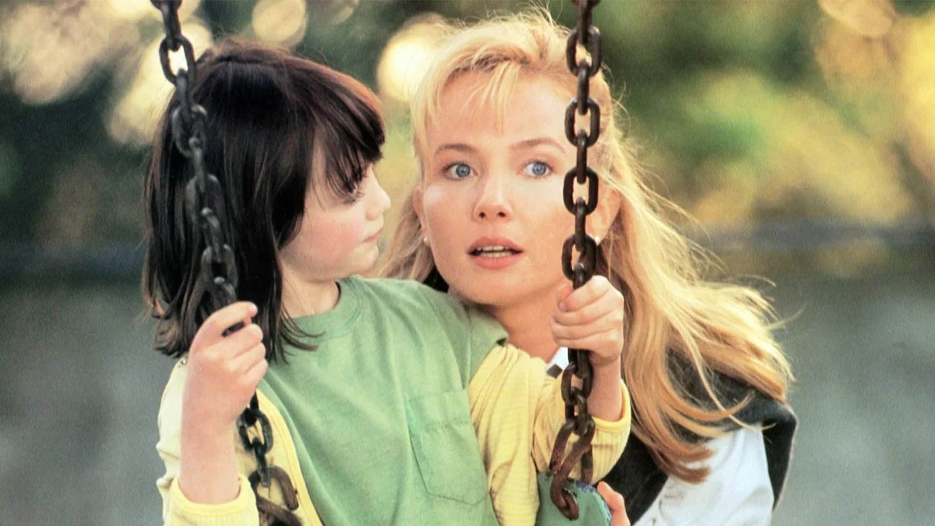 بازسازی the hand that rocks the cradle