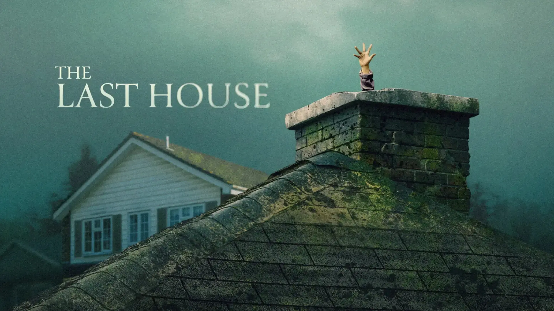 دست انسان از میان دودکش خانه در فیلم The Last House بیرون آمده است