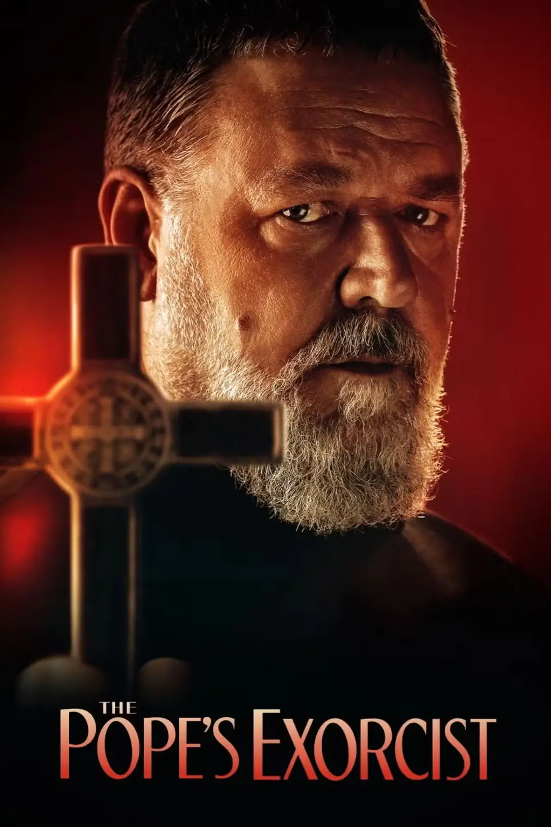 راسل کرو (Russell Crowe) در حالی که یک صلیب را نگه داشته است