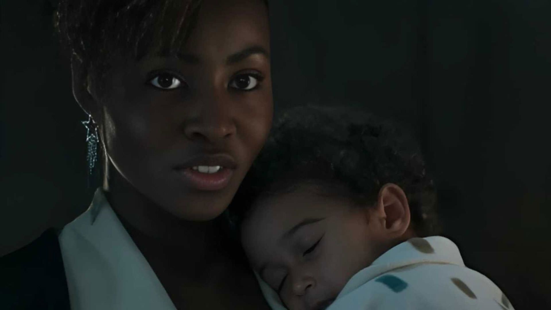 جیمی لاسون با نوزادی در بغل در نمایی از فیلم مرد فراری ادگار رایت