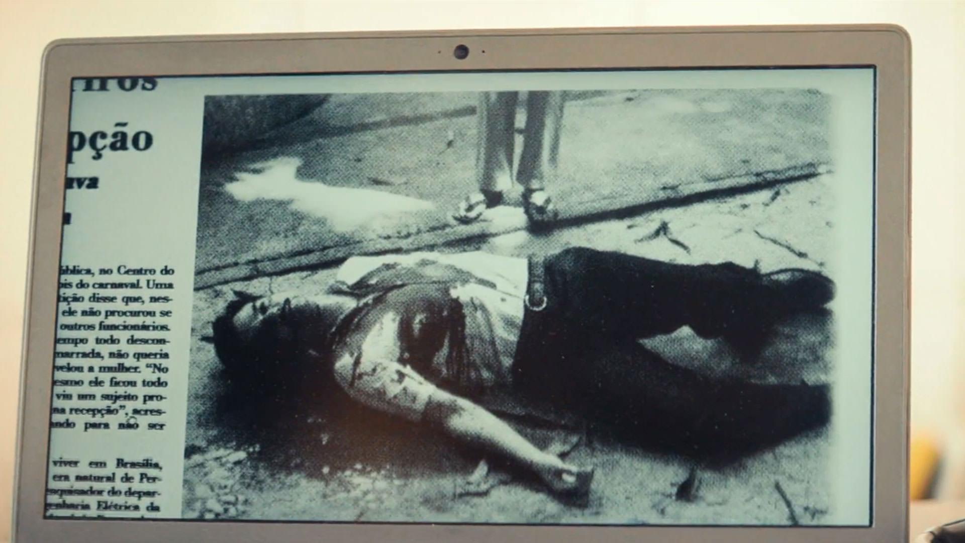 واگنر مورا تیر خورده و روی زمین افتاده است و تصویر سیاه و سفید او را در روزنامه‌ای می‌بینیم در نمایی از فیلم مامور مخفی کلبر مندونسا فیلیو