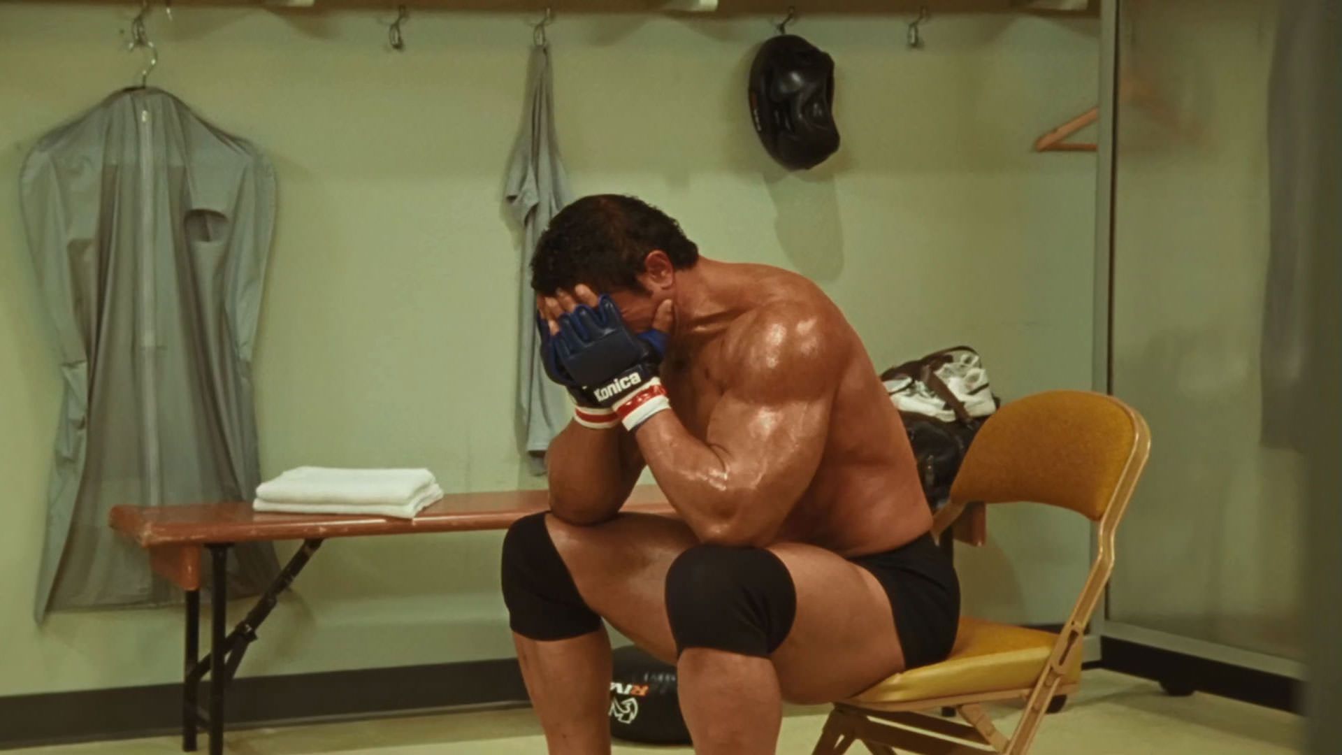 دواین جانسون راک در حال گریه کردن پس از مسابقه داخل رختکن در نمایی از فیلم ماشین کوبنده به کارگردانی بنی سفدی