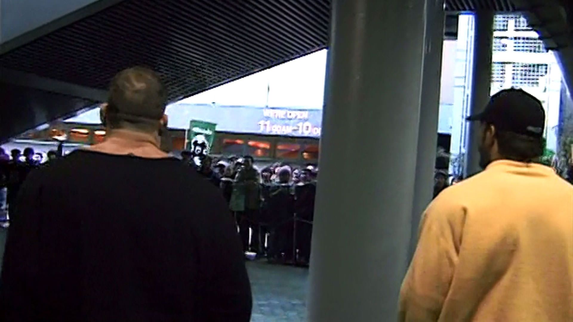 مارک کر و مارک کولمن پشت به دوربین رو به هوادارن ژاپنی در نمایی از مستند ماشین کوبنده به کارگردانی جان هایمز