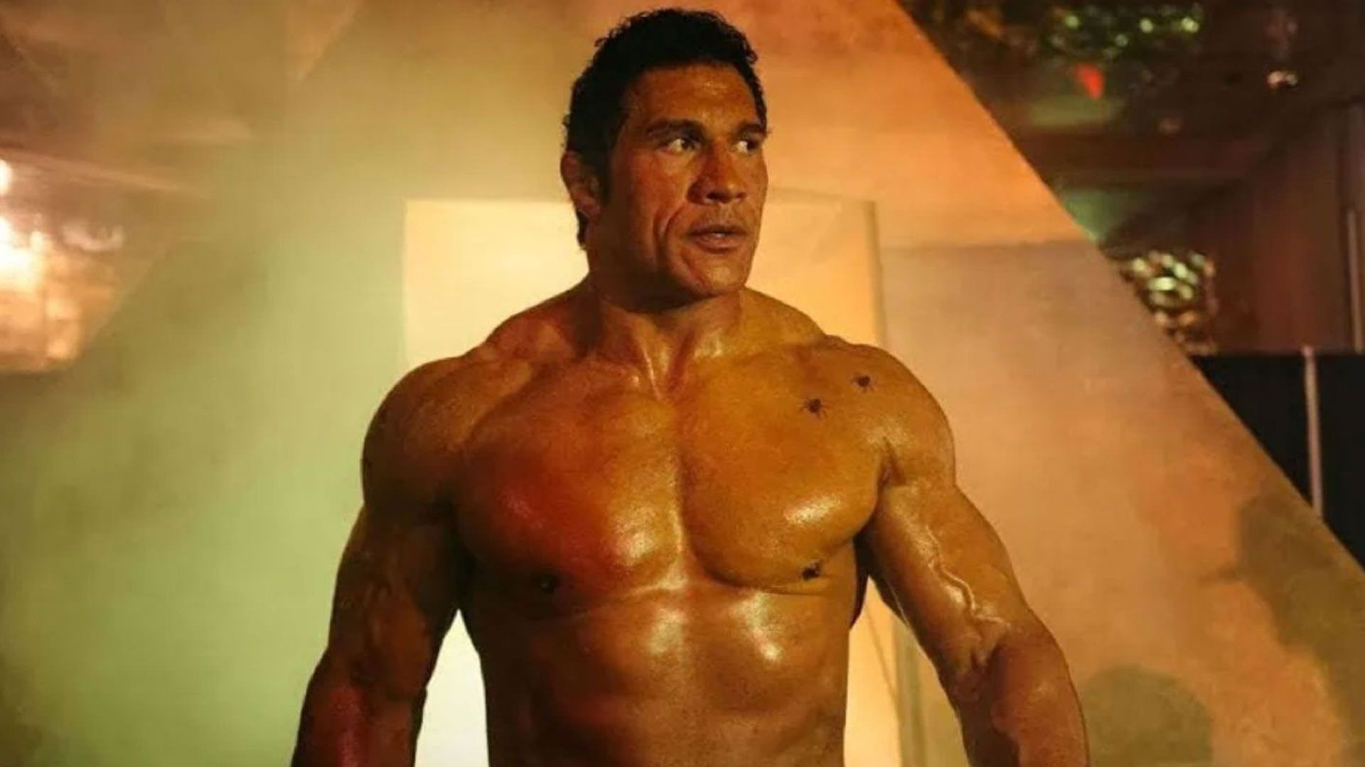 دواین جانسون با بدنی عریان و خیس در نمایی از فیلم ماشین کوبنده به کارگردانی بنی سفدی