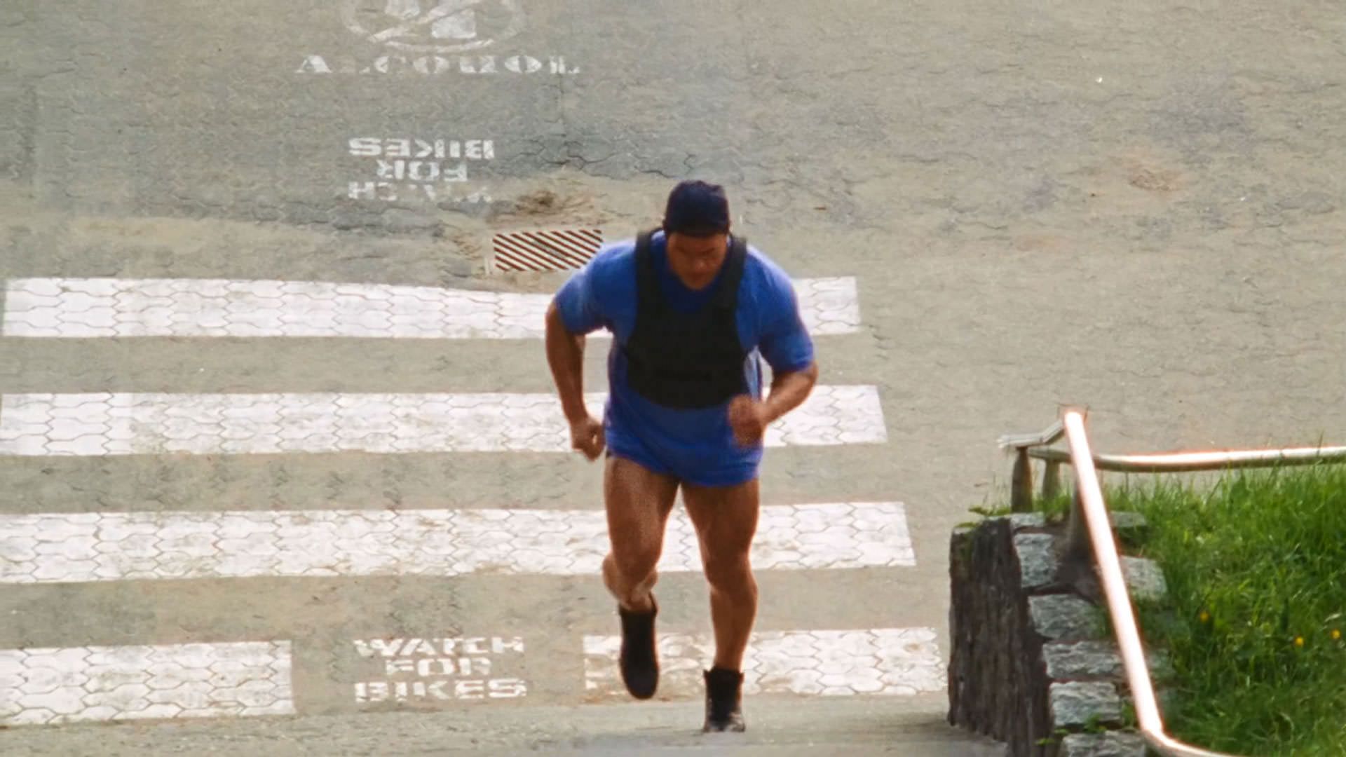 دواین جانسون راک از پله بالا می‌رود در نمایی از فیلم ماشین کوبنده به کارگردانی بنی سفدی