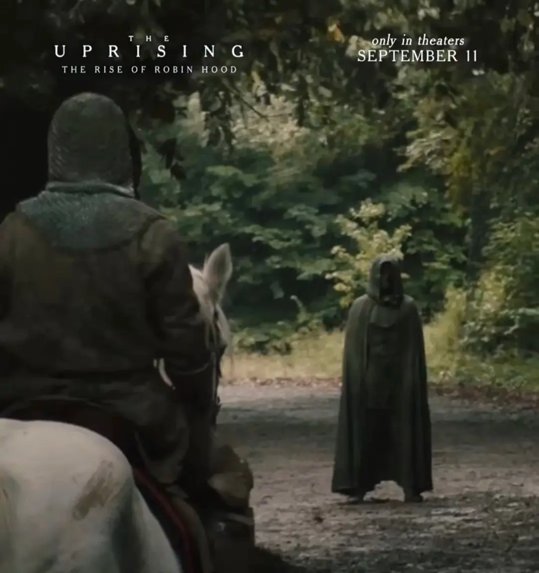 شخصیتی با ردای سیاه در مقابل سوارکاری در جنگل فیلم قیام رابین هود (The Uprising)