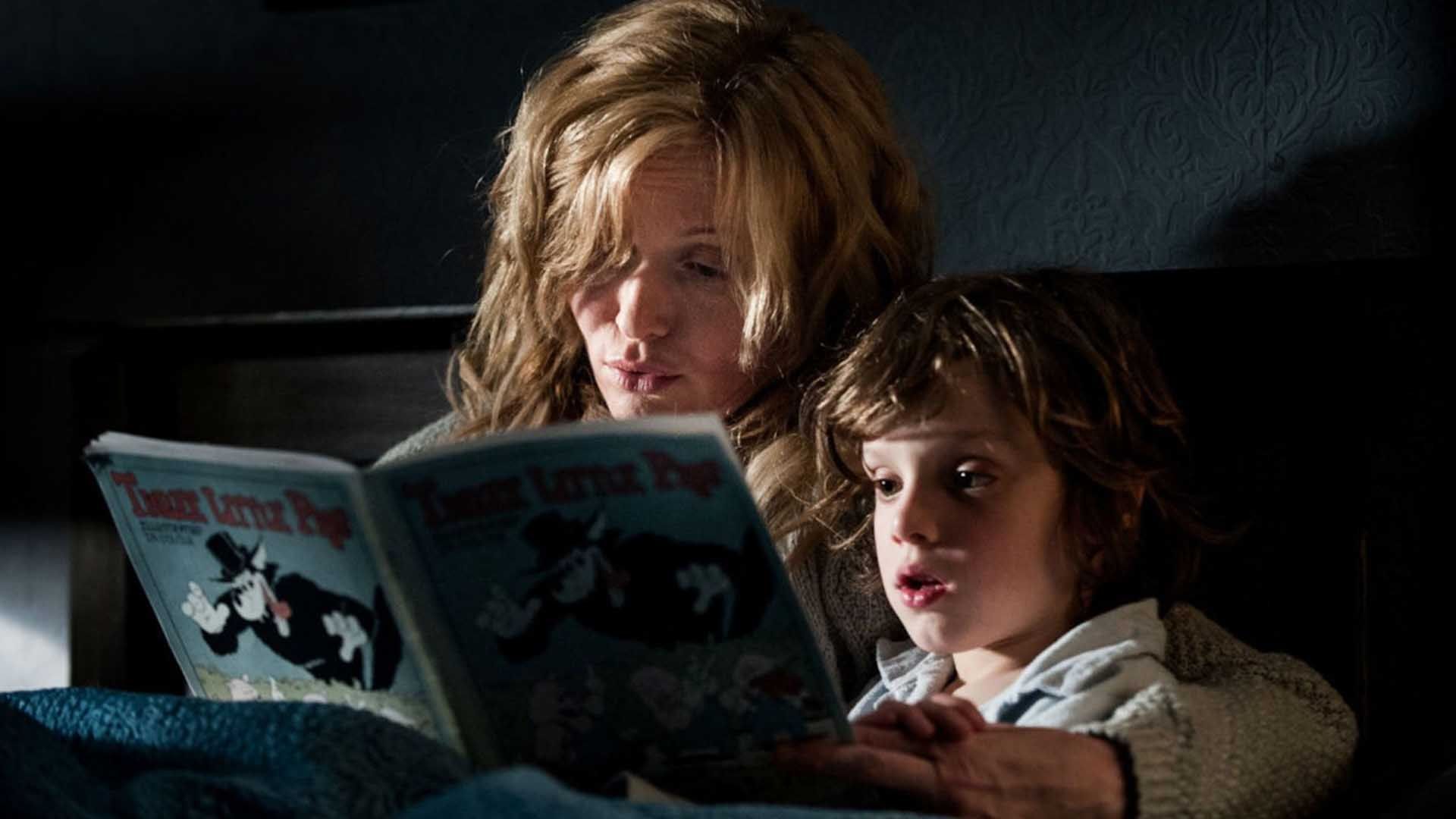 مادری در فیلم The Babadook برای پسرش کتاب می‌خواند