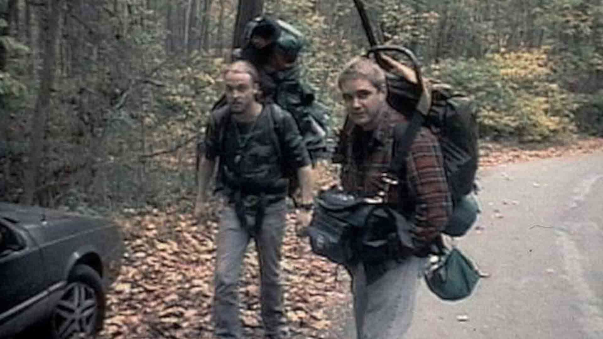 دو شخصیت اصلی فیلم The Blair Witch Project با تجهیزات فیلمبرداری
