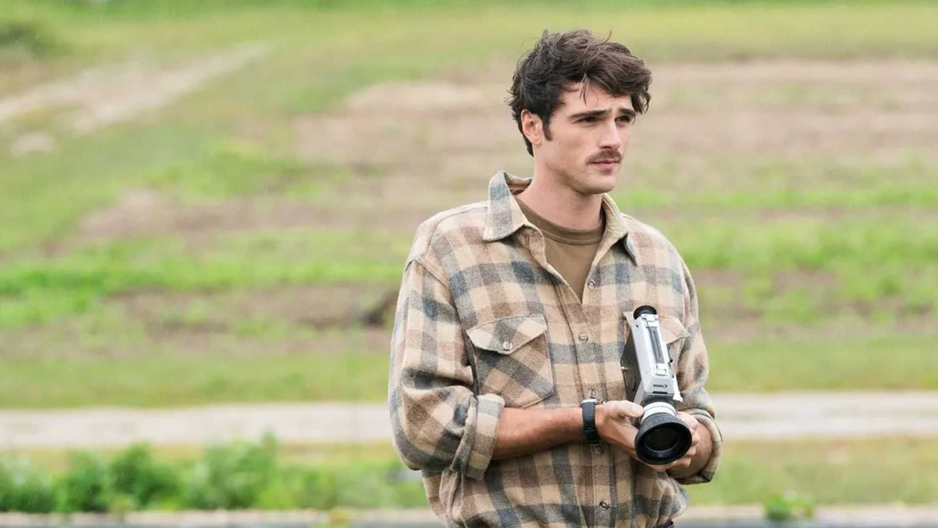 جیکوب الوردی با یک دوربین قدیمی در فیلم The Dog Stars