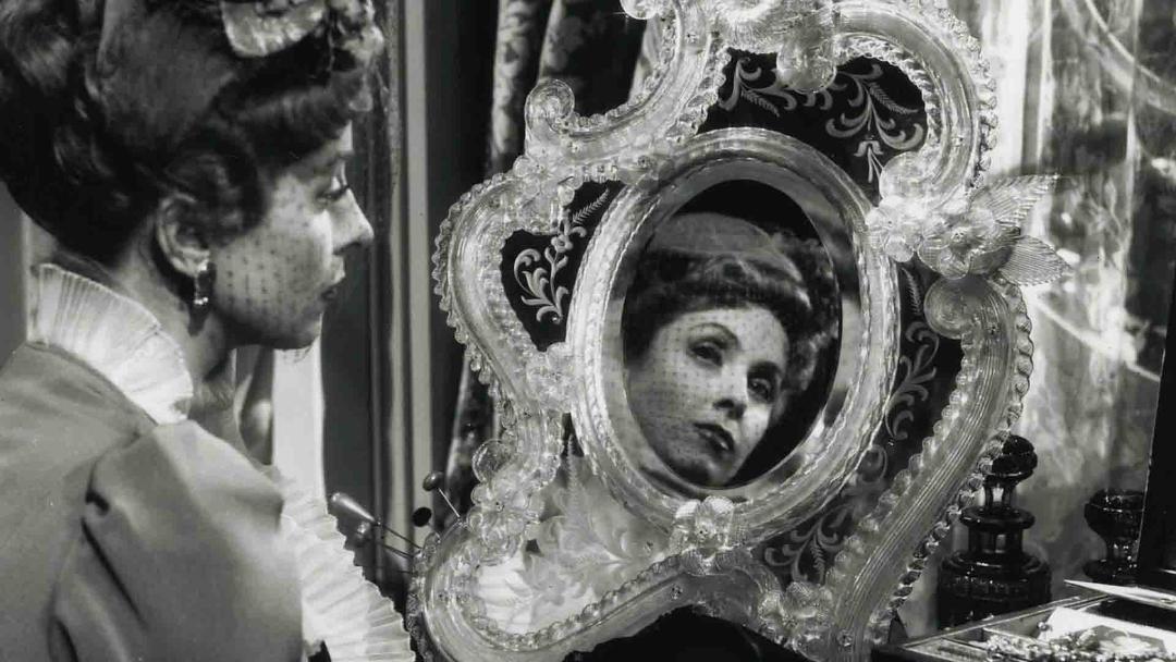 شارل بوآیه مقابل آینه در فیلم The Earrings of Madame de...