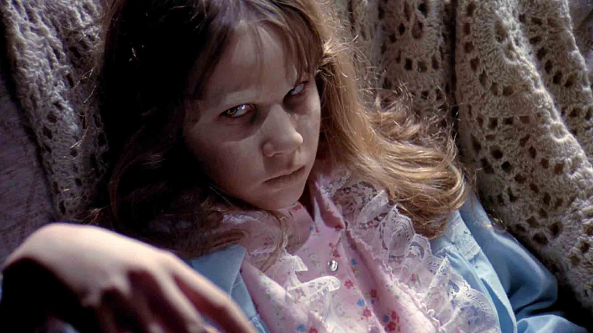 دختربچه‌ای تسخیر شده در فیلم The Exorcist