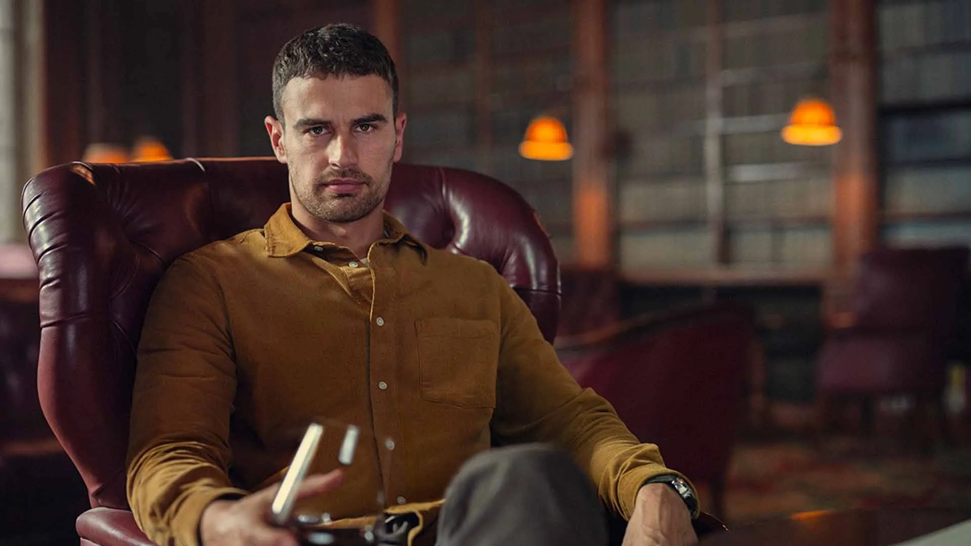 تئو جیمز در فصل دوم سریال The Gentlemen