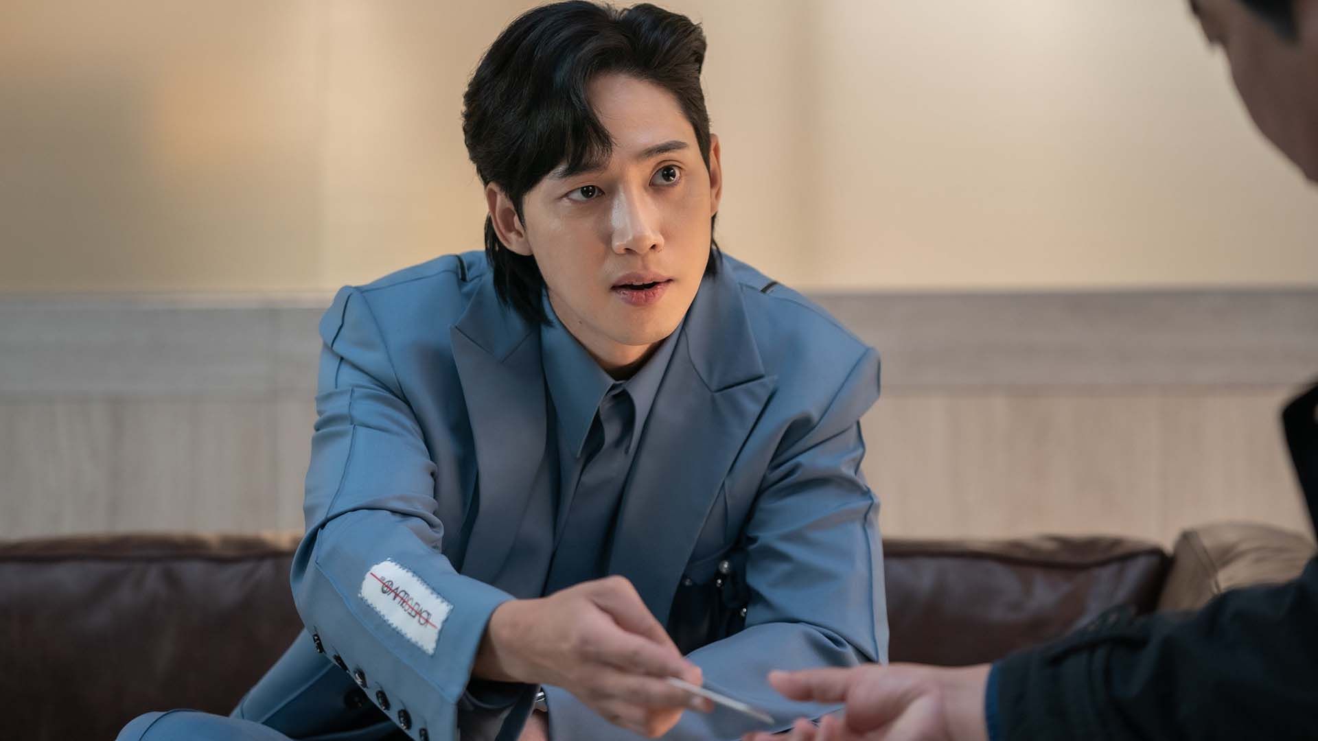 پارک سونگ هون در حال کارت دادن در سریال The Glory