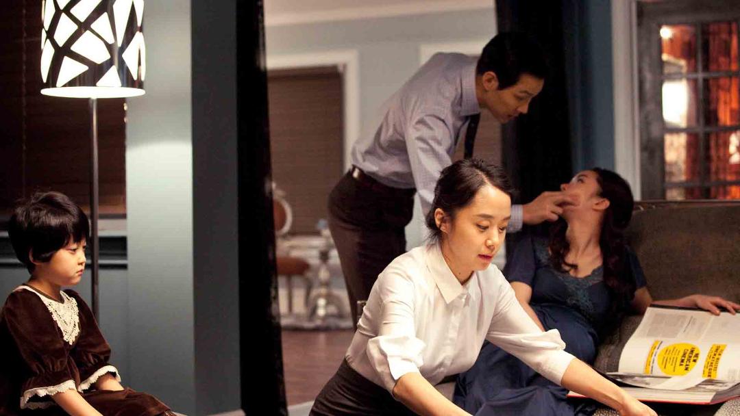 اعضای خانواده همراه با خدمتکار خود در فیلم The Housemaid