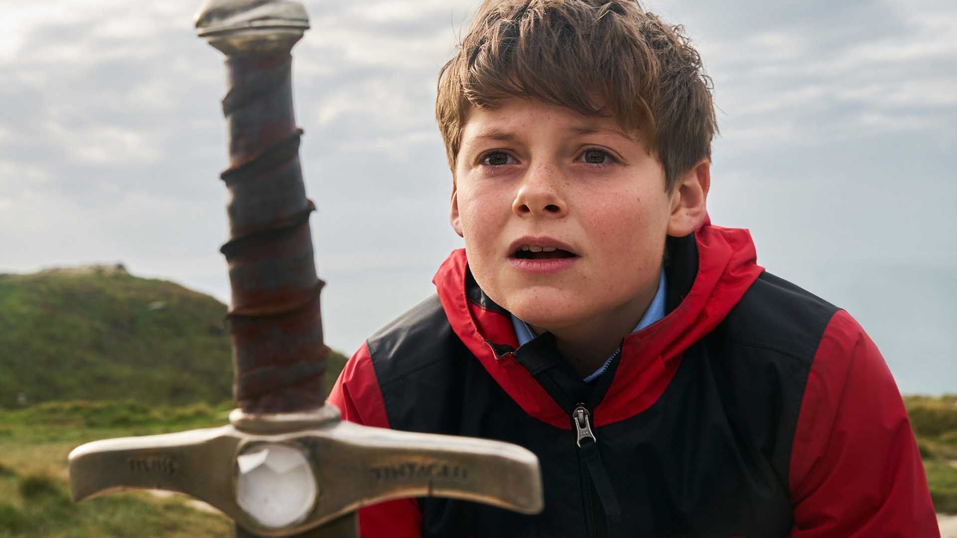 شخصیت الکس جلوی شمشیر در فیلم The Kid Who Would Be King