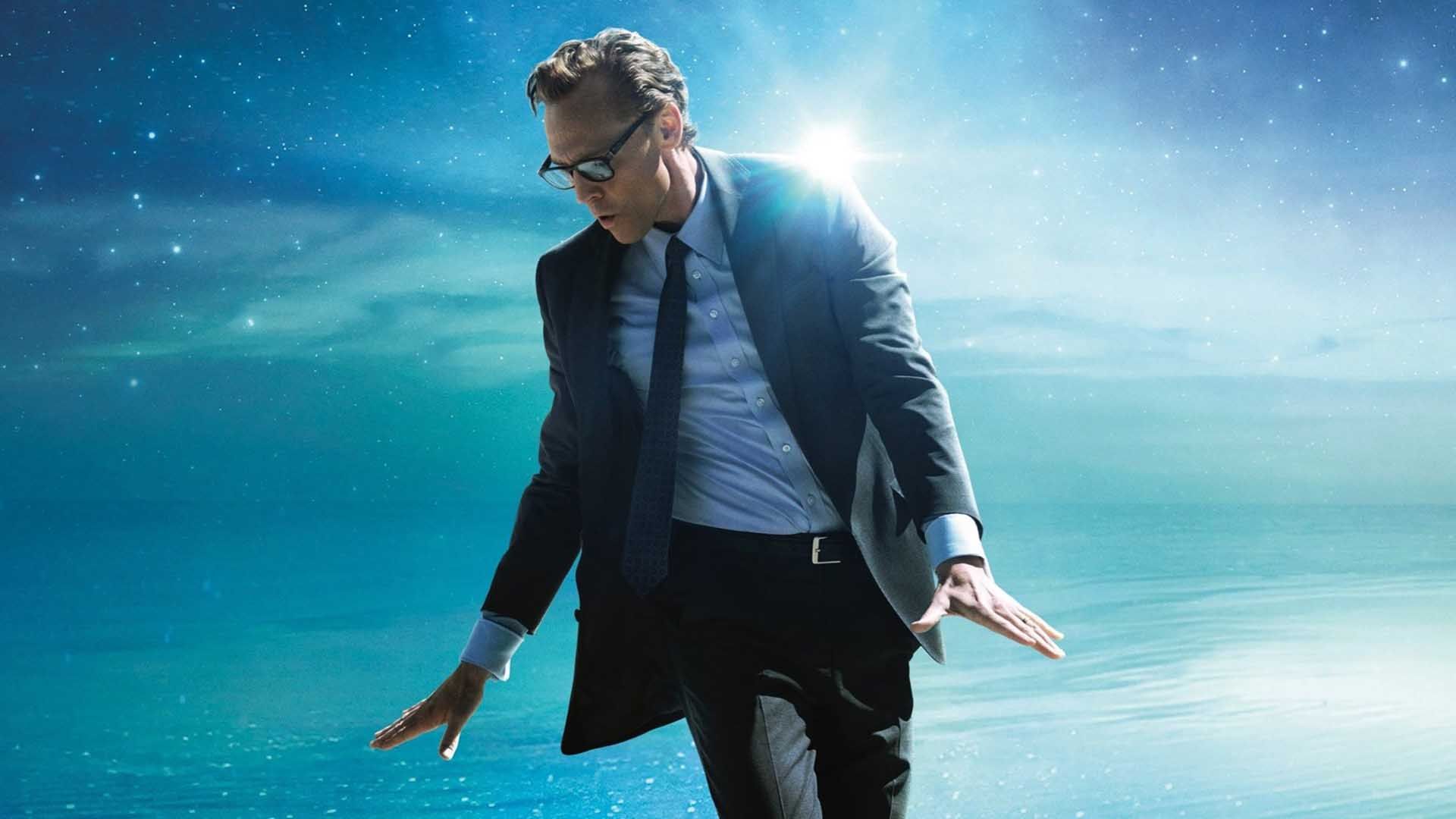 تام هیدلستون در حال رقص در فیلم The Life of Chuck