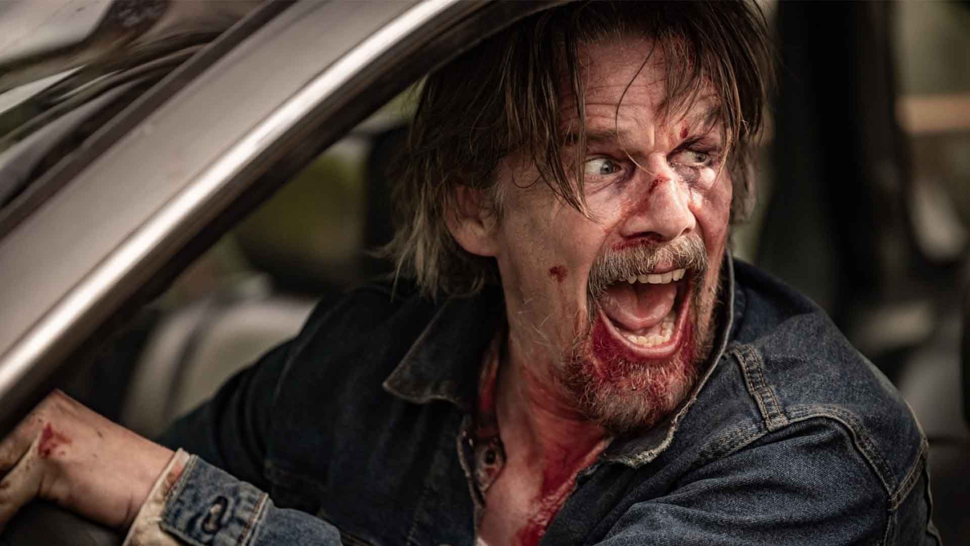 ایثن هاوک با صورت زخمی در سریال The Lowdown فریاد می‌کشد