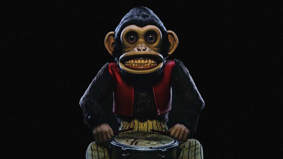 عروسک ترسناک میمون با طبل خود در فیلم The Monkey