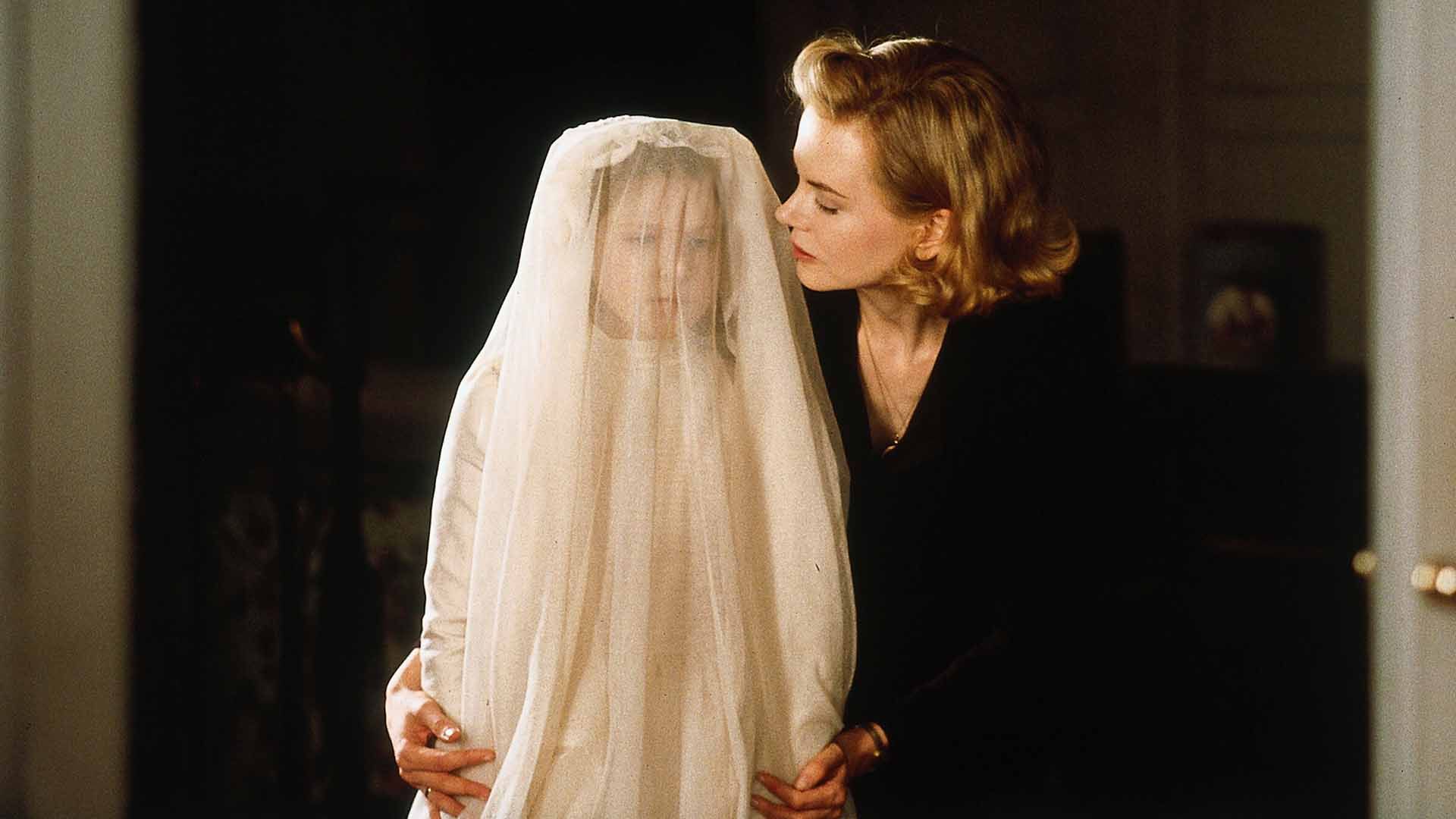 نیکول کیدمن با یک دختربچه با لباس سفید در فیلم The Others