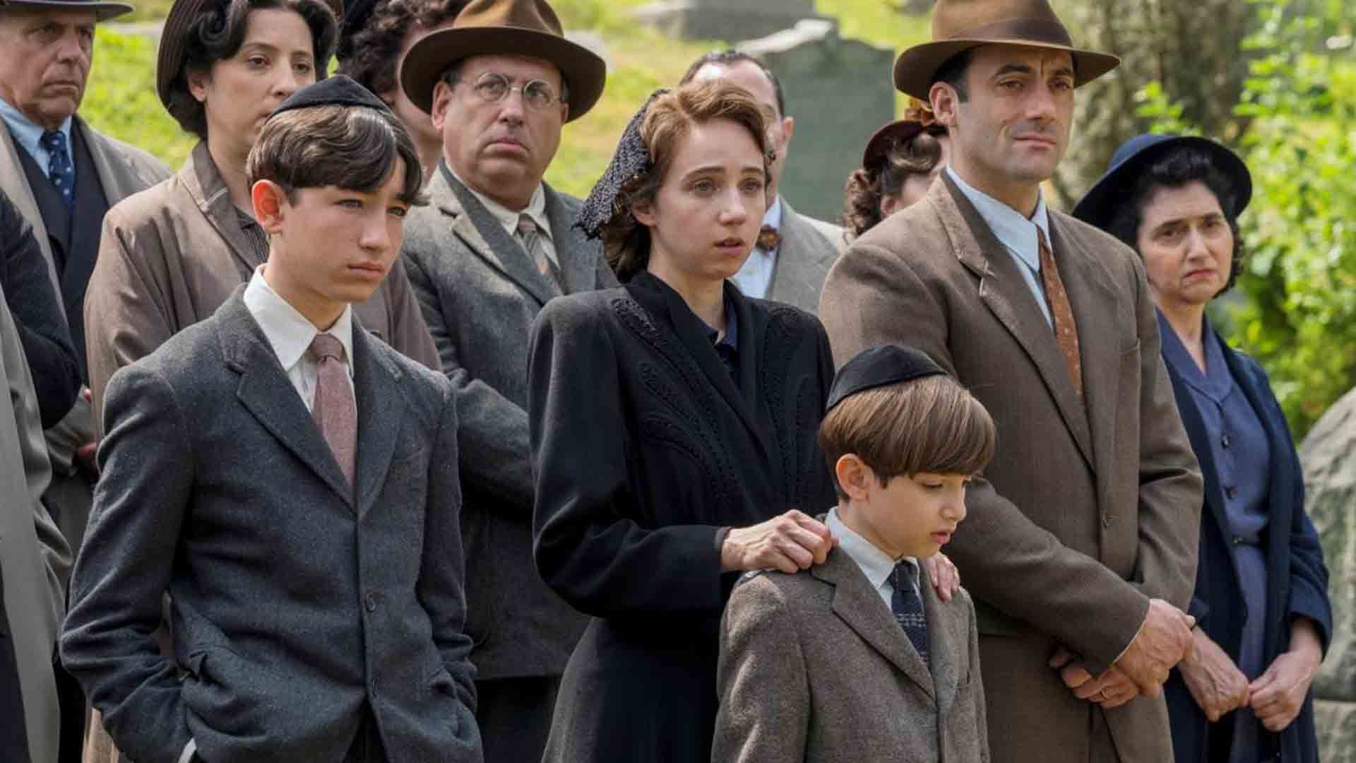 یک مادر یهودی با دو پسر خود در سریال The Plot Against America