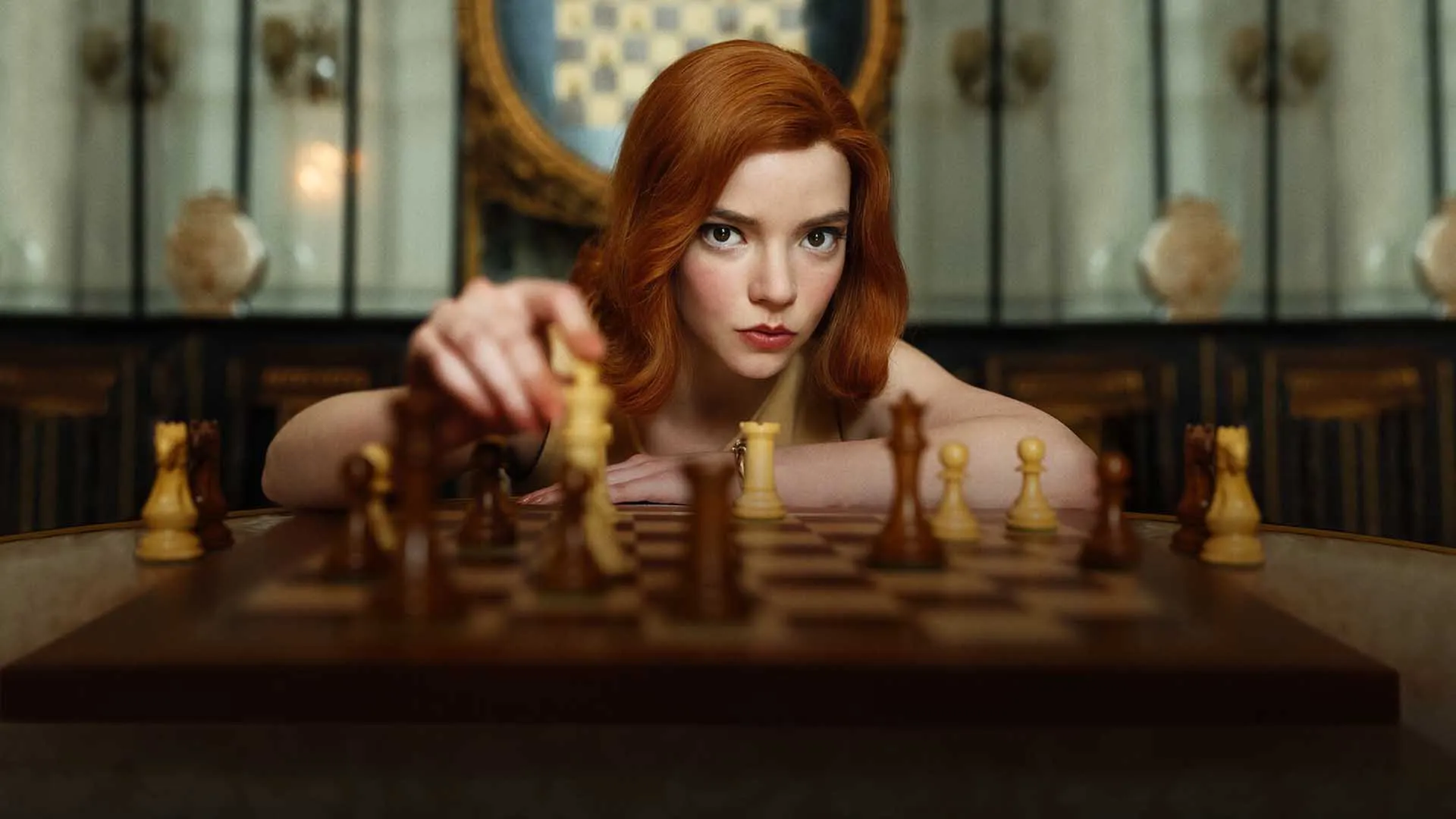 آنیا تیلور جوی با شطرنج در سریال The Queen’s Gambit