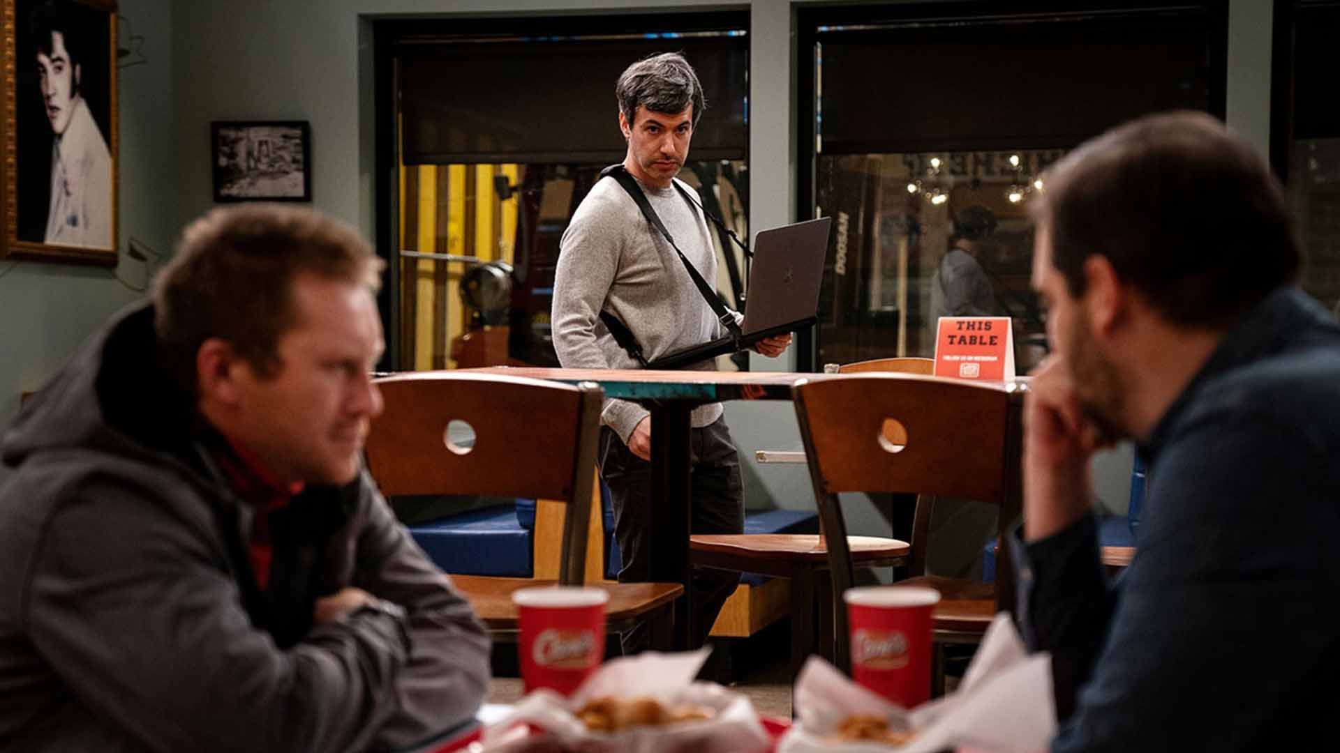 نیتن فیلدر در حال بررسی صحنه تمرین در سریال The Rehearsal