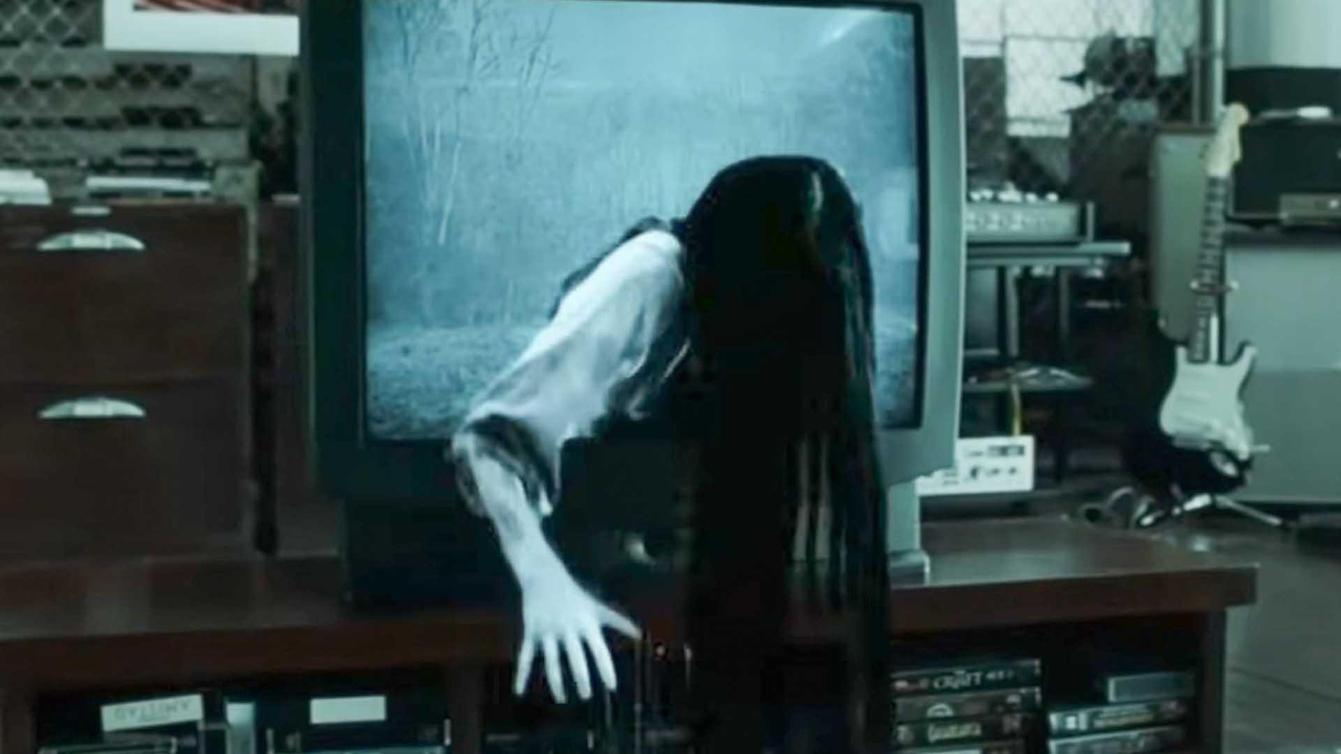 شخصیت ترسناکی در فیلم The Ring از تلویزیون بیرون می‌آید