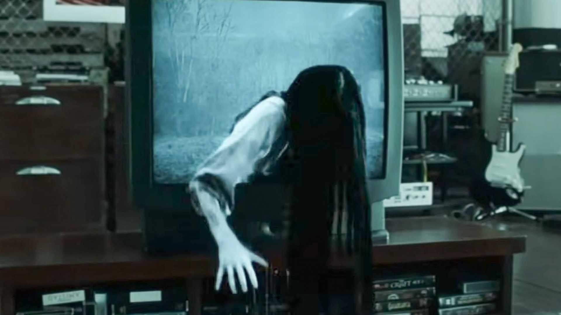 شخصیت ترسناکی در فیلم The Ring از تلویزیون بیرون می‌آید