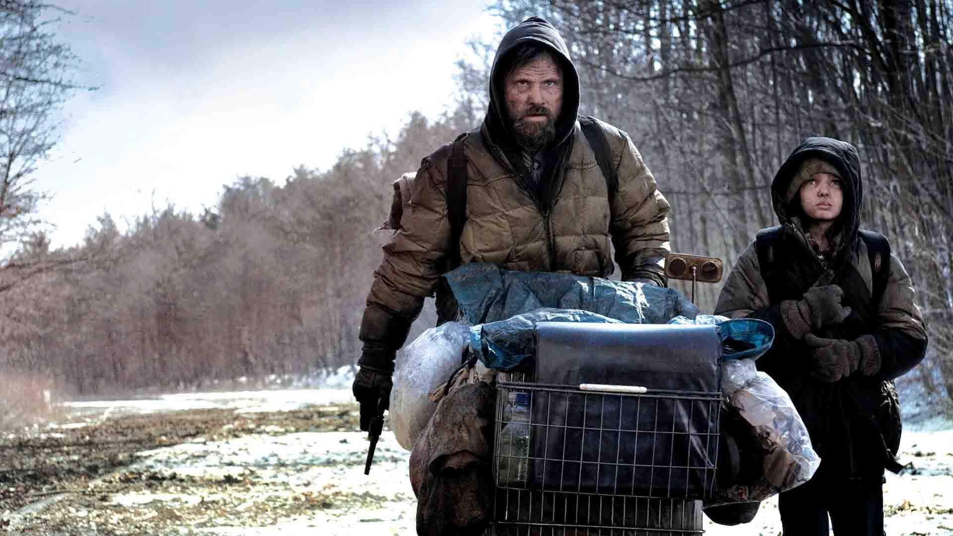 ویگو مورتنسن و کدی اسمیت-مک‌فی در فیلم The Road