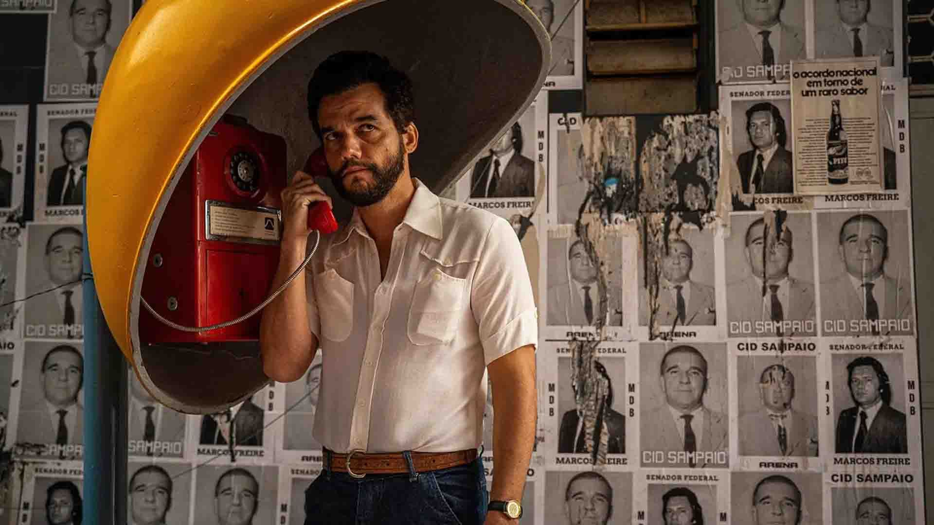 یکی از بازیگران اصلی فیلم The Secret Agent در حال تلفن صحبت کردن